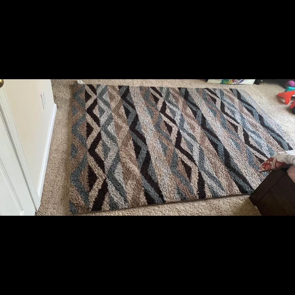 Carpet - Picture 3 of 7